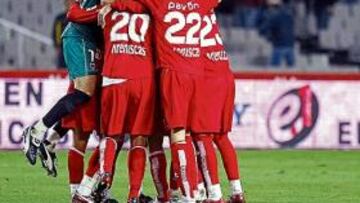 <b>REMONTADA. </b>El Numancia celebra al final del encuentro su victoria en el último suspiro ante el Espanyol sobre el césped de Montjuïc.