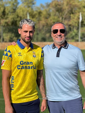 Januzaj ayer con Miguel Ángel Ramírez, presidente y máximo accionista de Las Palmas. @udlp_oficial