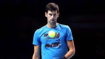 Novak Djokovic se entrena en la O2 Arena de Londres.