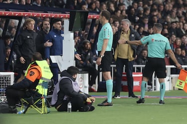 El árbitro del encuentro, Melero López, revisa en el VAR la jugada entre Pathe Ciss e Íñigo Martínez. El colegiado señala penalti tras comprobar la acción en el monitor.