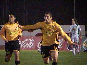 Debutó con sólo 16 años en Coquimbo Unido en 2004 y al año siguiente estuvo cerca de ser campeón, perdiendo la final ante Unión Española.