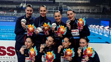 Doha (Qatar), 06/02/2024.- Silver medallists of team Spain pose during the medal ceremony of the team technical artistic swimming event at the FINA World Aquatics Championships in Doha, Qatar, 06 February 2024. (España, Catar) EFE/EPA/MOHAMED MESSARA
