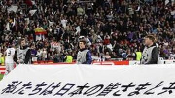 <b>SOLIDARIDAD. </b>En el Bernabéu se desplegó una pancarta de apoyo a Japón y hubo un minuto de silencio.