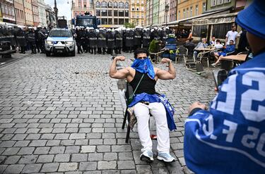 La policía polaca vigila las calles de Breslavia, donde se concentran las aficiones del Betis y del Chelsea, a pocas horas del inicio de la final.