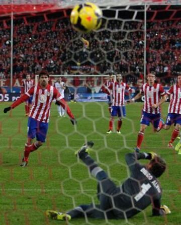 3-0. Diego Costa anota el tercer tanto de penalti.