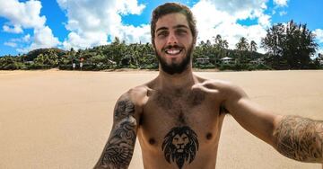 Sponsors: Hurley, Oi, Jeep, Sharp Eye, Stance, FCS, GoPro, Sunbum, Monster, Oakley.
Por patrocinios: $2,184,000
En competici¨®n: $388,000
Total: $2,572,000