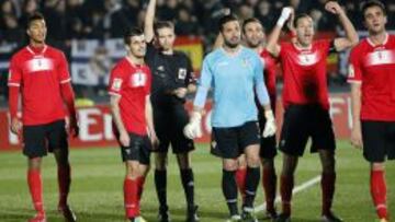 Los jugadores del Murcia protestan una de las expulsiones.