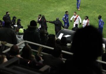 Paco Jémez y Lass Bangoura estuvieron a punto de llegar a las manos en el partido de Copa del Rey entre Rayo y Getafe. Todo ocurrió en el minuto 69, cuando Jémez decidió sustituir a Lass en lugar de Adrián Embarba. Al guineano no le gustó el cambio y le dijo algo a Jémez, además de pegarle un puñetazo al banquillo. Paco le indicó el camino de los vestuarios y Lass reaccionó de forma violenta. La seguridad privada del estadio y los jugadores rayistas tuvieron que intervenir para que el asunto no fuera a mayores.
