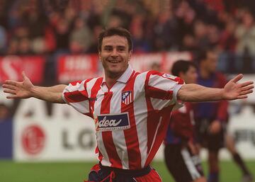 Mito colchonero, y hasta la irrupci¨®n de Koke el cuarto jugador con m¨¢s partidos en la historia del Atl¨¦tico (456) vivi¨® aquella temporada m¨¢s cerca del ¨¢rea rival, como interior pese a que tambi¨¦n pod¨ªa ejercer como lateral derecho. Aguilera desarroll¨® toda su carrera en el club de sus amores salvo tres temporadas intermedias en el Tenerife (entre 1993 y 1996). Consigui¨® ocho goles en aquella temporada del ascenso. Colgar¨ªa las botas en 2005 como ¨ªdolo del Vicente Calder¨®n.