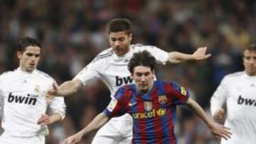 <b>APUESTAS Y POR LOS NIÑOS. </b>Las camisetas de Madrid y Barça.