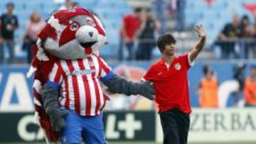 Óliver, junto a Indi, saludando a la afición tras el último partido en casa de la temporada.