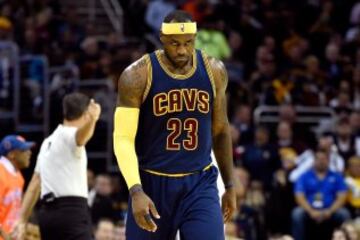 LeBron James, con gesto serio durante el partido.