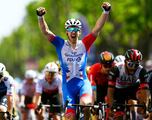 Fernando Gaviria lucha, pero Arnaud Démare le gana en el sprint