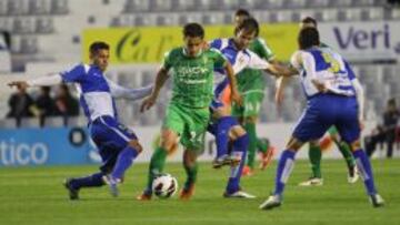 Juanjo Ciércoles pugna por un balón con Trejo