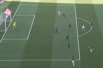 Piqué rompe el fuera de juego en el gol de De Marcos (0-1).