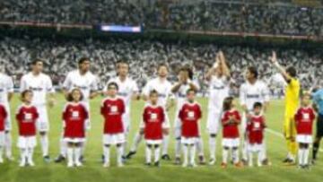 <b>ESPECTÁCULO ÚNICO. </b>Real Madrid y Barça posan antes de la ida de la Supercopa del pasado verano.