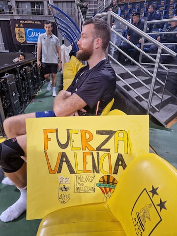 Matt Costello, junto a un cartel de apoyo a Valencia.