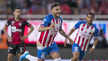 El festejo de su golazo contra Atlas le salió demasiado caro. El delantero de Chivas tendrá que pagar una multa económica que le impuso la Comisión Disciplinaria.