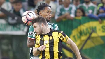 BRA51. SAO PAULO (BRASIL), 12/04/2017.- El jugador de Palmeiras Z&eacute; Roberto (i) disputa el bal&oacute;n con Nahitan Nandez (c) de Pe&ntilde;arol hoy, mi&eacute;rcoles 12 de abril de 2017, durante un partido de la Copa Libertadores en el estadio Allianz Parque de Sao Paulo (Brasil). EFE/Sebasti&atilde;o Moreira