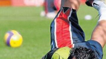 <b>ESTIRADA. </b>Roberto se lanza espectacularmente a por un balón, en un entrenamiento del Sporting.