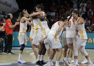 Las jugadoras españolas celebran su medalla de bronce tras ganar a Bélgica  67-60.