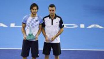 Joao Sousa y Roberto Bautista, tras la final ganada por el portugués en la edición de 2015 que acabó el domingo.
