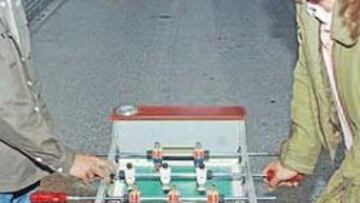 <b>PRIMER ASALTO. </b>Fernando Niño y Moisés vivieron ayer con AS el primer envite del duelo que librarán esta tarde. Jugaron al futbolín y el resultado fue favorable al central franjiverde.