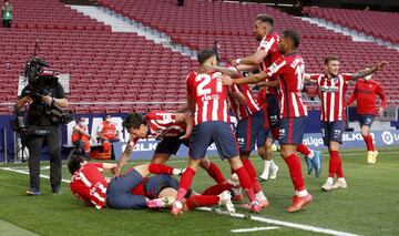 Los jugadores del Atlético de Madrid celebran el gol de Luis Suárez ante el Valladolid.