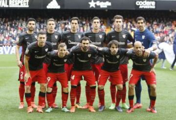 El once inicial del Athletic. De pie: B¨®veda, Elustondo, Etxeita, Merino y Laporte. Agachados: De marcos, Muniain, Balenciaga, Be?at y Mikel Rico.