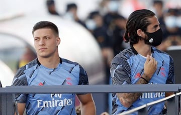 Jovic y Isco, en la grada de Valdebebas.