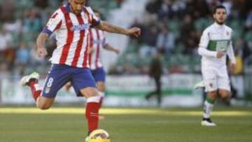 Raúl García prueba con un tiro lejano.