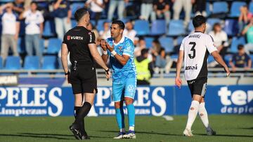 Ángel protesta al colegiado.