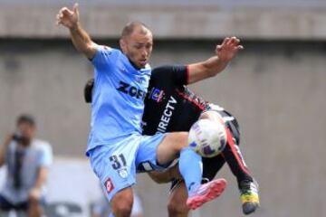 Gómez disputa la pelota ante un jugador de Colo Colo.