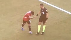 Esto de Cabral pocas veces pasa en el fútbol mundial: ojo a la reacción del árbitro argentino con el ‘10′ chileno