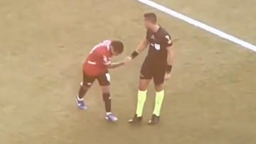 Esto de Cabral pocas veces pasa en el fútbol mundial: ojo a la reacción del árbitro argentino con el ‘10′ chileno