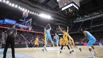 GRAF8746. MADRID, 27/04/2019.- El jugador del Movistar Estudiantes Gian Clavell (i), durante el partido contra el Herbalife Gran Canaria, correspondiente a la vigésimo novena jornada de Liga Endesa, disputado en el Palacio WiZink Center, en Madrid. EFE/ Ángel Díaz