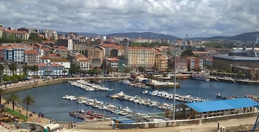 En plena desembocadura del río Eume, encontramos este municipio de ambiente medieval. Lleno de callejuelas y edificios con gran encanto que no podemos dejar de recorrer si visitamos Pontedeume. Uno de los lugares imperdibles: la playa de Centroña que cuenta con uno de los atardeceres más bonitos de Galicia.