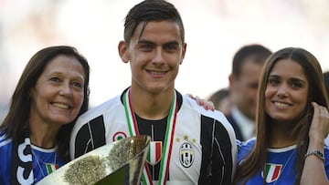 Juventus&#039; forward from Argentina Paulo Dybala poses with the trophy after winning the Italian Serie A football match Juventus vs Crotone and the &quot;Scudetto&quot; at the Juventus Stadium in Turin on May 21, 2017. First-half goals from Mario Mandzukic and Paulo Dybala, and a late header from Alex Sandro sealed a 3-0 win over Crotone to hand Juventus a record sixth consecutive Serie A title today. / AFP PHOTO / Filippo MONTEFORTE