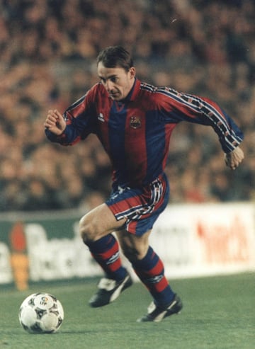 Comenzó por las categorías inferiores del Barcelona hasta llegar al Barcelona B, en el cual permaneció durante tres temporadas. Debutó en primera división cedido con el Tenerife y a la temporada siguiente regresó al Barcelona donde se consolidó como lateral derecho titular, siendo un fijo en el equipo conocido como el Dream Team, dirigido por Johan Cruyff,