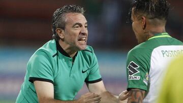 El técnico Juan Manuel Lillo dando instrucciones a Dayro Moreno en el juego de vuelta de los cuartos de final de la Liga Águila II-2017 entre Nacional y Tolima