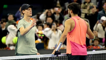 Beijing (China), 02/10/2024.- Winner Carlos Alcaraz (R) of Spain is congratulated by runner-up Jannik Sinner (facing) of Italy after their Men's Singles Final match at the China Open tennis tournament in Beijing, China, 02 October 2024. Alcaraz won in three sets. (Tenis, Italia, España) EFE/EPA/ANDRES MARTINEZ CASARES