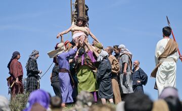 Actores representan la bajada de Jesús de la cruz durante la pasión viviente de Hiendelaencina, a 7 de abril de 2023, en Hiendelaencina, Guadalajara, Castilla-La Mancha (España). Los vecinos de Hiendelaencina y en un número de casi 130 actores, todos ellos no profesionales representan escenas de la Semana Santa en directo en la Plaza Mayor y en las afueras del pueblo. Esta tradición que cumple cincuenta años atrae a cientos de visitantes y está declarada como Fiesta de Interés Turístico Regional.