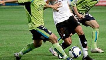 <b>DE VERDE. </b>Dani López y Gustavo, ayer debutante, cortan el avance de Salva Sevilla en el encuentro disputado anoche.