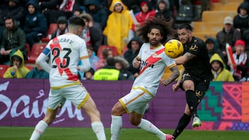 Aridane Hernández y el delantero del Cádiz Maxi Gómez, durante el partido.