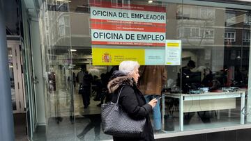 Una mujer pasea junto a una Oficina de Empleo de Madrid (Espa&ntilde;a), a 10 de febrero de 2020.