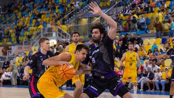El alero argentino del Dreamland Nicolas Brussino (i) en acción ante el alero del Covirán Giorgi Bezhanishvili este sábado, durante la jornada 30 de la Liga Endesa, entre el Dreamland Gran Canaria y el Covirán Granada, en el Gran Canaria Arena.