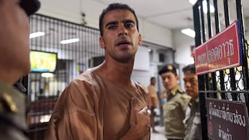 Hakeem al-Araibi, a Bahraini refugee and Australian resident, is escorted to a courtroom in Bangkok on February 4, 2019. - Hakeem al-Araibi, who was detained by Thai immigration authorities in late November 2018 after arriving in Bangkok for a vacation wi