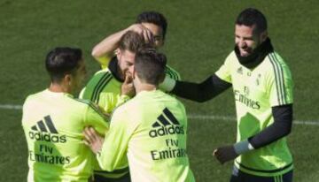 Sergio Ramos, objeto de broma de sus compañeros.
