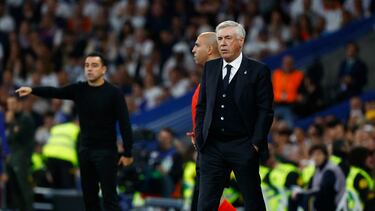 Soccer Football - LaLiga - Real Madrid v FC Barcelona - Santiago Bernabeu, Madrid, Spain - April 21, 2024 Real Madrid coach Carlo Ancelotti and FC Barcelona coach Xavi react REUTERS/Susana Vera