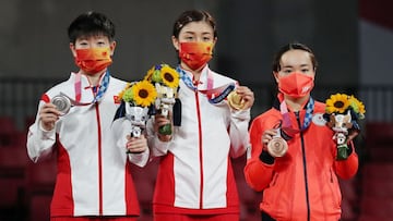 Tokyo (Japan), 29/07/2021.- (L-R) Sun Yingsha of China (silver medal), 
 Cheng Meng of China (gold medal), Ito Mima of Japan (bronze medal) pose on the podium with thier medals after the Table Tennis Women&#039;s Singles Gold Medal Match of the Tokyo 2020